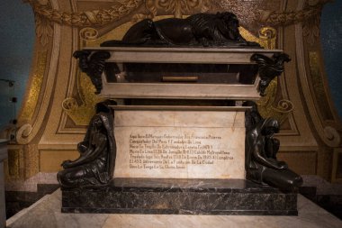 Saint Francis Manastırı ve Lima Bazilika Katedrali 1535 yılında başlayan ve 1649 yılında tamamlanan Roma Katolik Katedrali. Aziz John, Havari ve Evang 'a ithaf edilmiştir.