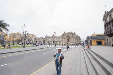 Plaza Mayor veya Plaza des Armas. bu görkemli meydanda koloni mimarisinden, sofistike binalardan ve özellikle oyulmuş ahşap balkonlardan etkilenirsiniz..