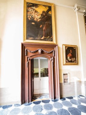 Saint Francis Manastırı ve Lima Bazilika Katedrali 1535 yılında başlayan ve 1649 yılında tamamlanan Roma Katolik Katedrali. Aziz John, Havari ve Evang 'a ithaf edilmiştir.