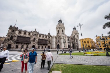 Plaza Mayor veya Plaza des Armas. bu görkemli meydanda koloni mimarisinden, sofistike binalardan ve özellikle oyulmuş ahşap balkonlardan etkilenirsiniz..