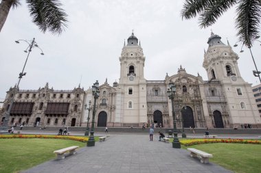Plaza Mayor veya Plaza des Armas- The Lima Cathedral, Peru 'nun başkenti Lima' da bulunan Roma Katolik katedrali. İnşaat 1535 'te başladı ve 1649' da tamamlandı. Aziz John, Havari ve Evangelist 'e ithaf edilmiştir.