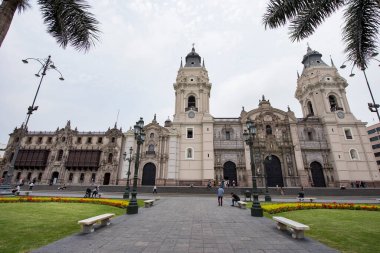 Plaza Mayor veya Plaza des Armas- The Lima Cathedral, Peru 'nun başkenti Lima' da bulunan Roma Katolik katedrali. İnşaat 1535 'te başladı ve 1649' da tamamlandı. Aziz John, Havari ve Evangelist 'e ithaf edilmiştir.