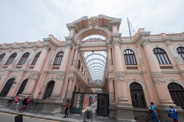 Lima şehrindeki binalar, fatih Francisco Pizarro tarafından 18 Ocak 1535 'te kuruldu ve Peru Kralları' nın Sadık Şehri olarak adlandırıldı. Lima adı ve 