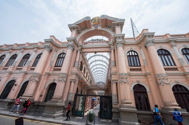 Lima şehrindeki binalar, fatih Francisco Pizarro tarafından 18 Ocak 1535 'te kuruldu ve Peru Kralları' nın Sadık Şehri olarak adlandırıldı. Lima adı ve 