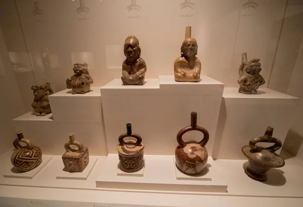 在克里斯托弗 哥伦布来到 新大陆 这两个美洲的土著民族就制作了来自前哥伦比亚时代的秘鲁陶器 — 图库照片