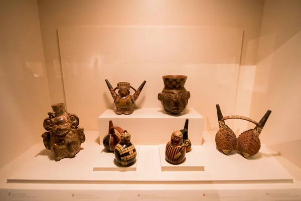 在克里斯托弗 哥伦布来到 新大陆 这两个美洲的土著民族就制作了来自前哥伦比亚时代的秘鲁陶器 — 图库照片