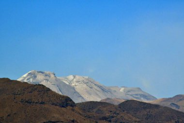 And Dağları Altiplano 'dan And Dağları' nın manzarası dünyanın en uzun sıradağlarıdır. Güney Amerika 'nın batı kıyısı boyunca uzanırlar ve aslında Peru, Bolivya gibi bazı bölgelerde iki ya da daha fazla paralel zincirden oluşur.,...