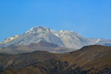 And Dağları Altiplano 'dan And Dağları' nın manzarası dünyanın en uzun sıradağlarıdır. Güney Amerika 'nın batı kıyısı boyunca uzanırlar ve aslında Peru, Bolivya gibi bazı bölgelerde iki ya da daha fazla paralel zincirden oluşur.,...