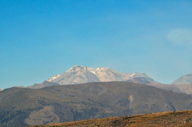 And Dağları Altiplano 'dan And Dağları' nın manzarası dünyanın en uzun sıradağlarıdır. Güney Amerika 'nın batı kıyısı boyunca uzanırlar ve aslında Peru, Bolivya gibi bazı bölgelerde iki ya da daha fazla paralel zincirden oluşur.,...