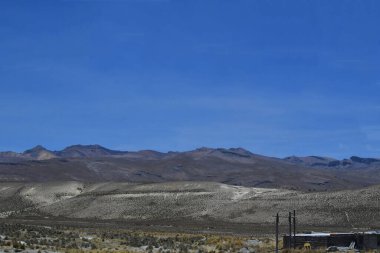And Dağları Altiplano 'dan And Dağları' nın manzarası dünyanın en uzun sıradağlarıdır. Güney Amerika 'nın batı kıyısı boyunca uzanırlar ve aslında Peru, Bolivya gibi bazı bölgelerde iki ya da daha fazla paralel zincirden oluşur.,...