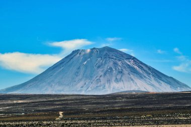 Misti volkanı Misti (ayrıca Putina veya Guagua Putina olarak da bilinir), Peru 'nun güneyinde, Arequipa kenti yakınlarında bulunan bir volkandır. Mevsimsel olarak karla kaplı simetrik konisiyle Misti 5,822 metre uzakta. Son patlama 1985, 198 yılındaydı. 