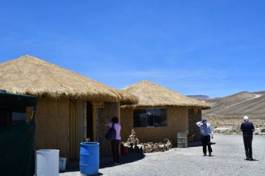 Kulübe kulübeler, kulübeler, kulübeler ve köylü evleri gibi, kirişlerden, dallardan yapılmış ve samanla kaplanmış, taş bir temele sahip, kapı ve pencereler de küçük.