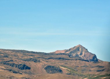 And Dağları Altiplano 'dan And Dağları' nın manzarası dünyanın en uzun sıradağlarıdır. Güney Amerika 'nın batı kıyısı boyunca uzanırlar ve aslında Peru, Bolivya gibi bazı bölgelerde iki ya da daha fazla paralel zincirden oluşur.......