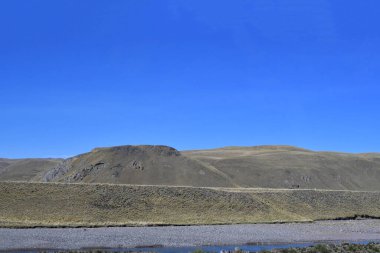 And Dağları Altiplano 'dan And Dağları' nın manzarası dünyanın en uzun sıradağlarıdır. Güney Amerika 'nın batı kıyısı boyunca uzanırlar ve aslında Peru, Bolivya gibi bazı bölgelerde iki ya da daha fazla paralel zincirden oluşur., ...