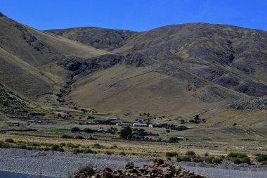 And Dağları Altiplano 'dan And Dağları' nın manzarası dünyanın en uzun sıradağlarıdır. Güney Amerika 'nın batı kıyısı boyunca uzanırlar ve aslında Peru, Bolivya gibi bazı bölgelerde iki ya da daha fazla paralel zincirden oluşur., ...