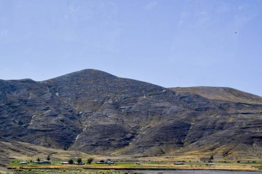 And Dağları Altiplano 'dan And Dağları' nın manzarası dünyanın en uzun sıradağlarıdır. Güney Amerika 'nın batı kıyısı boyunca uzanırlar ve aslında Peru, Bolivya gibi bazı bölgelerde iki ya da daha fazla paralel zincirden oluşur., ...