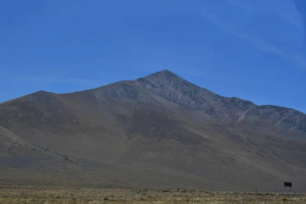 安第斯山脉是世界上最长的山脉 是世界上最长的山脉 它们沿着南美洲西海岸延伸 实际上是由秘鲁 玻利维亚等一些地区的两条或多条平行链组成的 — 图库照片
