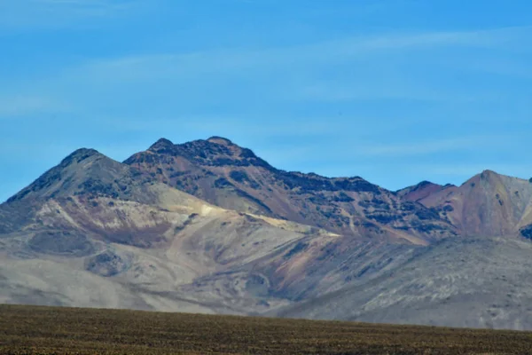 安第斯山脉是世界上最长的山脉 是世界上最长的山脉 它们沿着南美洲西海岸延伸 实际上是由秘鲁 玻利维亚等一些地区的两条或多条平行链组成的 — 图库照片