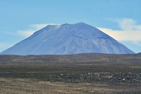 ミスティ火山プーチナ Putina またはグアグア プーチナ Guagua Putina とも呼ばれるミスティ火山は アレキパ市の近く ペルー南部に位置する火山である 季節ごとに雪に覆われた円錐形をしたミスティは — ストック写真