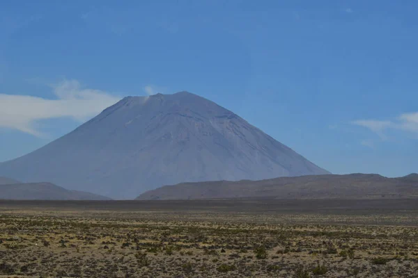 ミスティ火山プーチナ Putina またはグアグア プーチナ Guagua Putina とも呼ばれるミスティ火山は アレキパ市の近く ペルー南部に位置する火山である 季節ごとに雪に覆われた円錐形をしたミスティは — ストック写真