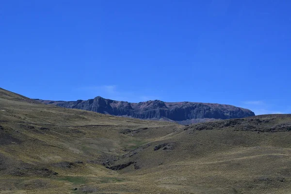 安第斯山脉是世界上最长的山脉 是世界上最长的山脉 它们沿着南美洲西海岸延伸 实际上是由秘鲁 玻利维亚等一些地区的两条或多条平行链组成的 — 图库照片