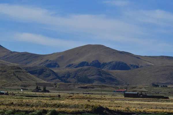 And Dağları Altiplano 'dan And Dağları' nın manzarası dünyanın en uzun sıradağlarıdır. Güney Amerika 'nın batı kıyısı boyunca uzanırlar ve aslında Peru, Bolivya gibi bazı bölgelerde iki ya da daha fazla paralel zincirden oluşur., ...
