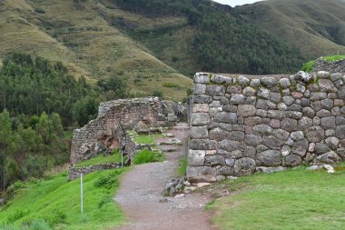 PUKAPUKARA (Kırmızı Kale) Kalenin inşasında kullanılan taşlar Sacsayhuaman ve Qenqo 'nunkilerden daha küçük ve kırmızıdır. Kalenin şehri savunmada stratejik bir rolü var gibi görünüyor.