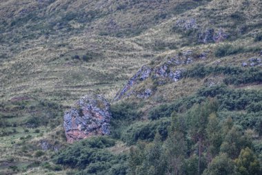TAMBOMACHAY (Konukların sarhoş olduğu mağara-Keçuva) Arkeologların görüşüne göre burası İnkalar 'ın tuvaletiydi. Bu yerin rahatlama, tedavi ve alkol tüketimi için seçkinlere adanmış bir yer olması çok mümkün..