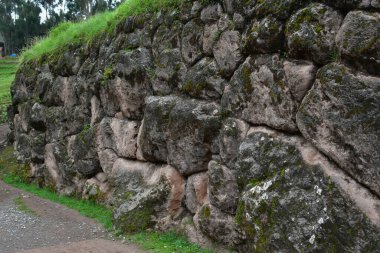 TAMBOMACHAY (Konukların sarhoş olduğu mağara-Keçuva) Arkeologların görüşüne göre burası İnkalar 'ın tuvaletiydi. Bu yerin rahatlama, tedavi ve alkol tüketimi için seçkinlere adanmış bir yer olması çok mümkün..