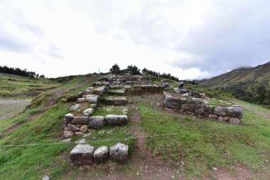 PUKAPUKARA (Kırmızı Kale) Kalenin inşasında kullanılan taşlar Sacsayhuaman ve Qenqo 'nunkilerden daha küçük ve kırmızıdır. Kalenin şehri savunmada stratejik bir rolü var gibi görünüyor.