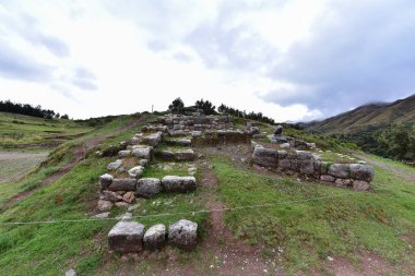 PUKAPUKARA (Kırmızı Kale) Kalenin inşasında kullanılan taşlar Sacsayhuaman ve Qenqo 'nunkilerden daha küçük ve kırmızıdır. Kalenin şehri savunmada stratejik bir rolü var gibi görünüyor.