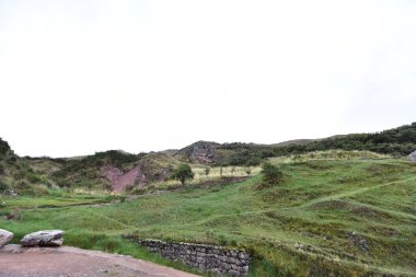 TAMBOMACHAY (Konukların sarhoş olduğu mağara-Keçuva) Arkeologların görüşüne göre burası İnkalar 'ın tuvaletiydi. Bu yerin rahatlama, tedavi ve alkol tüketimi için seçkinlere adanmış bir yer olması çok mümkün..