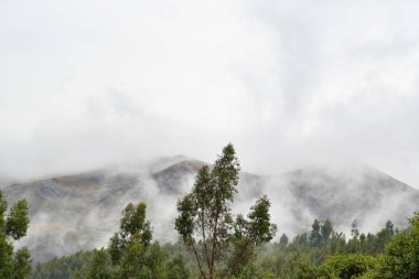 Pukapukara (Kızıl Kale) Kutsal Vadi veya Urubamba Vadisi 'nden gelen kutsal vadi manzarası, geçtikten sonra İnka İmparatorluğu' nun merkezi olarak kabul edilir.