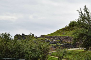 Sacsayhuaman Kalesi - Topluluğun manzarası Sacsayhuamn Kalesi 600 metre uzunluğunda paralel rampalardan oluşur (en büyüğü 9 metre yüksekliğinde, genişliği 5 metre ve kalınlığı yaklaşık 350 ton ağırlığındadır).)