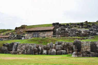 Sacsayhuaman İnka duvar kompleksi İnka duvar taşları birbirine o kadar iyi uyuyor ki aralarına bir parça kağıt sığmaz. Huamn kompleksi, İnka inşaatının şimdiye kadar bulunan en büyük taşlarından bazılarının bulunduğu harika bir mühendisliktir.