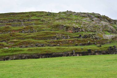 Sacsayhuaman Kalesi - Topluluğun manzarası Sacsayhuamn Kalesi 600 metre uzunluğunda paralel rampalardan oluşur (en büyüğü 9 metre yüksekliğinde, genişliği 5 metre ve kalınlığı yaklaşık 350 ton ağırlığındadır).)