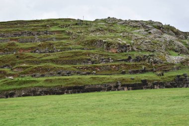 Sacsayhuaman Kalesi - Topluluğun manzarası Sacsayhuamn Kalesi 600 metre uzunluğunda paralel rampalardan oluşur (en büyüğü 9 metre yüksekliğinde, genişliği 5 metre ve kalınlığı yaklaşık 350 ton ağırlığındadır).)