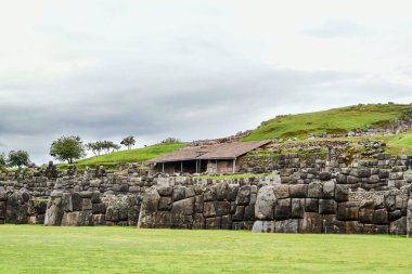Sacsayhuaman İnka duvar kompleksi İnka duvar taşları birbirine o kadar iyi uyuyor ki aralarına bir parça kağıt sığmaz. Huamn kompleksi, İnka inşaatının şimdiye kadar bulunan en büyük taşlarından bazılarının bulunduğu harika bir mühendisliktir.