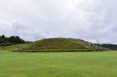 Sacsayhuaman Kalesi - Topluluğun manzarası Sacsayhuamn Kalesi 600 metre uzunluğunda paralel rampalardan oluşur (en büyüğü 9 metre yüksekliğinde, genişliği 5 metre ve kalınlığı yaklaşık 350 ton ağırlığındadır).)