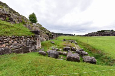 Sacsayhuaman İnka duvar kompleksi İnka duvar taşları birbirine o kadar iyi uyuyor ki aralarına bir parça kağıt sığmaz. Huamn kompleksi, İnka inşaatının şimdiye kadar bulunan en büyük taşlarından bazılarının bulunduğu harika bir mühendisliktir.