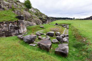 Sacsayhuaman İnka duvar kompleksi İnka duvar taşları birbirine o kadar iyi uyuyor ki aralarına bir parça kağıt sığmaz. Huamn kompleksi, İnka inşaatının şimdiye kadar bulunan en büyük taşlarından bazılarının bulunduğu harika bir mühendisliktir.