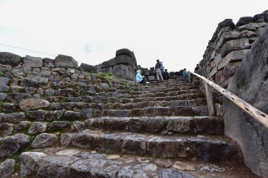 Sacsayhuaman İnka duvar kompleksi İnka duvar taşları birbirine o kadar iyi uyuyor ki aralarına bir parça kağıt sığmaz. Huamn kompleksi, İnka inşaatının şimdiye kadar bulunan en büyük taşlarından bazılarının bulunduğu harika bir mühendisliktir.