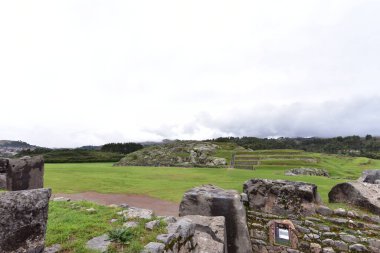 Sacsayhuaman Kalesi - Topluluğun manzarası Sacsayhuamn Kalesi 600 metre uzunluğunda paralel rampalardan oluşur (en büyüğü 9 metre yüksekliğinde, genişliği 5 metre ve kalınlığı yaklaşık 350 ton ağırlığındadır).)