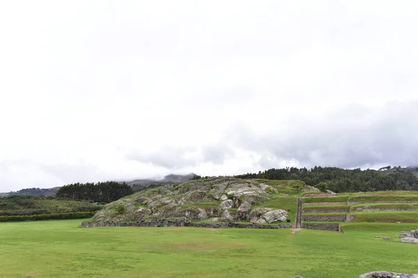 Sacsasasasauan Fortress 성곽의 전망은 경사로 600M 길이의 요새로 구성되어 높이를 — 스톡 사진