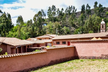 İspanyol Katolik Kilisesi San Pedro de Cacha Raqch 'i Inca Arkeolojik Alanı (Wiracocha Tapınağı veya Viracocha Tapınağı) San Pedro Bölgesi, Canchis Bölgesi, Cusco Bölgesi, Peru