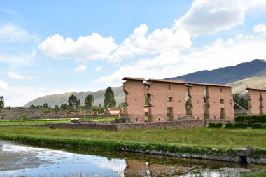 Raqch 'i ya da Wiracocha Tapınağı, Cusco' nun 110 km güneyinde yer alan önemli bir İnka arkeolojik alanıdır. Viracocha (Quechua 'da Wiracocha) İnka tarafından Titicaca Gölü' nden dünyanın yaratıcısı olarak kabul edilmiştir..