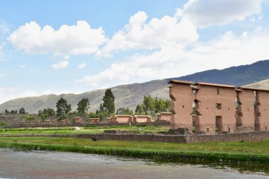 Raqch 'i ya da Wiracocha Tapınağı, Cusco' nun 110 km güneyinde yer alan önemli bir İnka arkeolojik alanıdır. Viracocha (Quechua 'da Wiracocha) İnka tarafından Titicaca Gölü' nden dünyanın yaratıcısı olarak kabul edilmiştir..