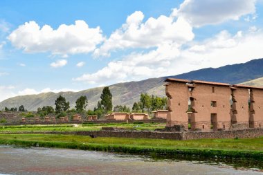 Raqch 'i ya da Wiracocha Tapınağı, Cusco' nun 110 km güneyinde yer alan önemli bir İnka arkeolojik alanıdır. Viracocha (Quechua 'da Wiracocha) İnka tarafından Titicaca Gölü' nden dünyanın yaratıcısı olarak kabul edilmiştir..