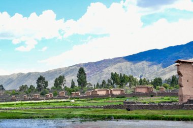 Raqch 'i ya da Wiracocha Tapınağı, Cusco' nun 110 km güneyinde yer alan önemli bir İnka arkeolojik alanıdır. Viracocha (Quechua 'da Wiracocha) İnka tarafından Titicaca Gölü' nden dünyanın yaratıcısı olarak kabul edilmiştir..