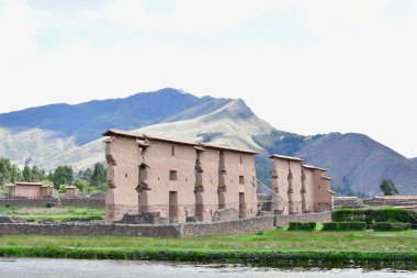 Raqch 'i ya da Wiracocha Tapınağı, Cusco' nun 110 km güneyinde yer alan önemli bir İnka arkeolojik alanıdır. Viracocha (Quechua 'da Wiracocha) İnka tarafından Titicaca Gölü' nden dünyanın yaratıcısı olarak kabul edilmiştir..